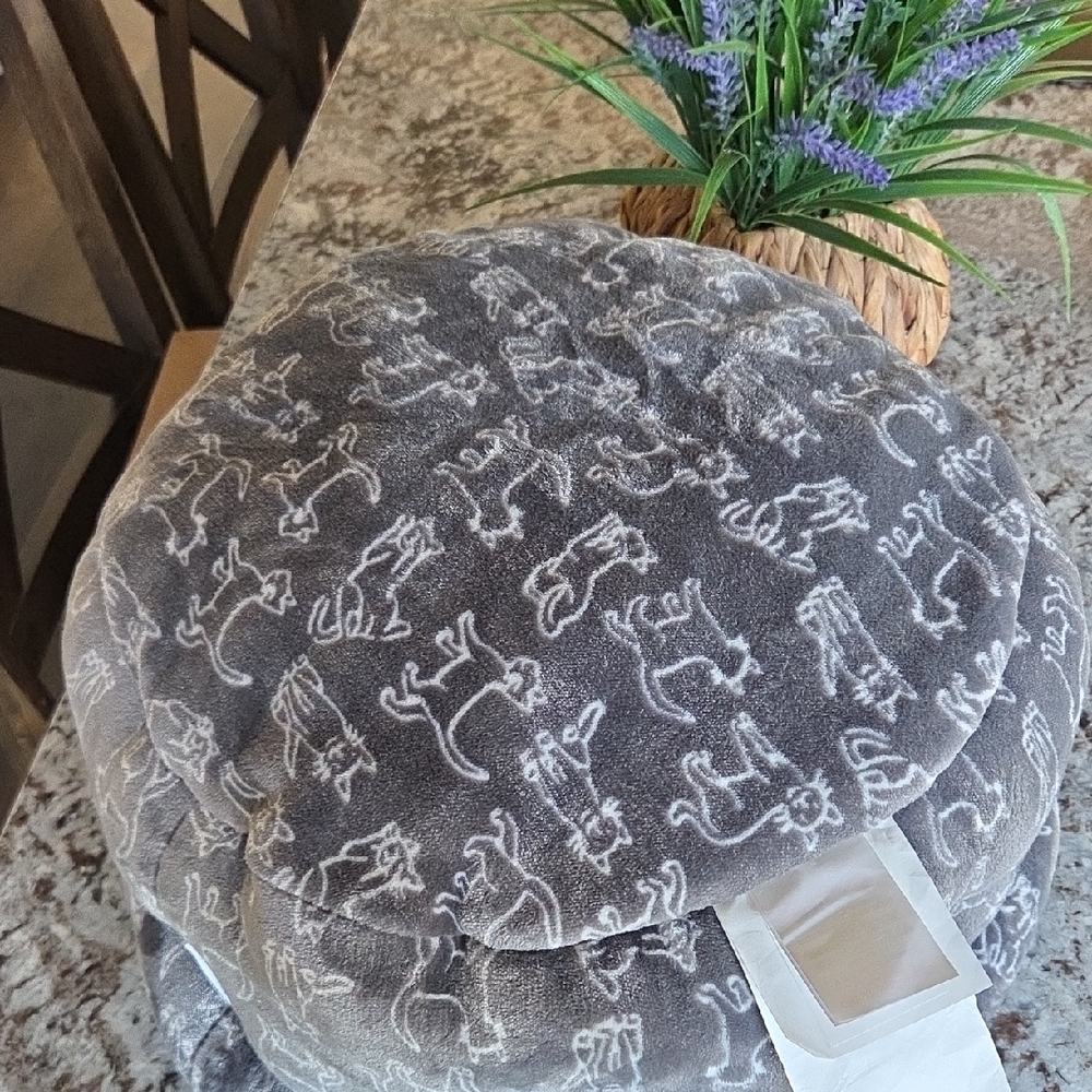 Cupcakes & Cashmere Gray Patterned Pet Bed - Picture 7 of 12